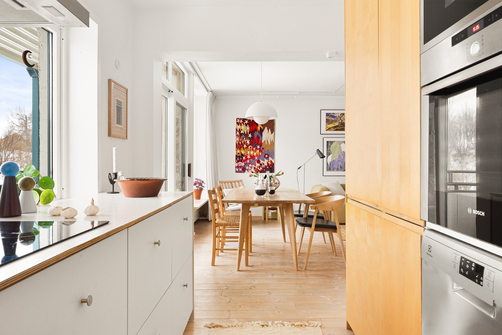 Integrerte hvitevarer består av stekeovn, micro, platetopp og kjøleskap med frysedel. Galleribilde