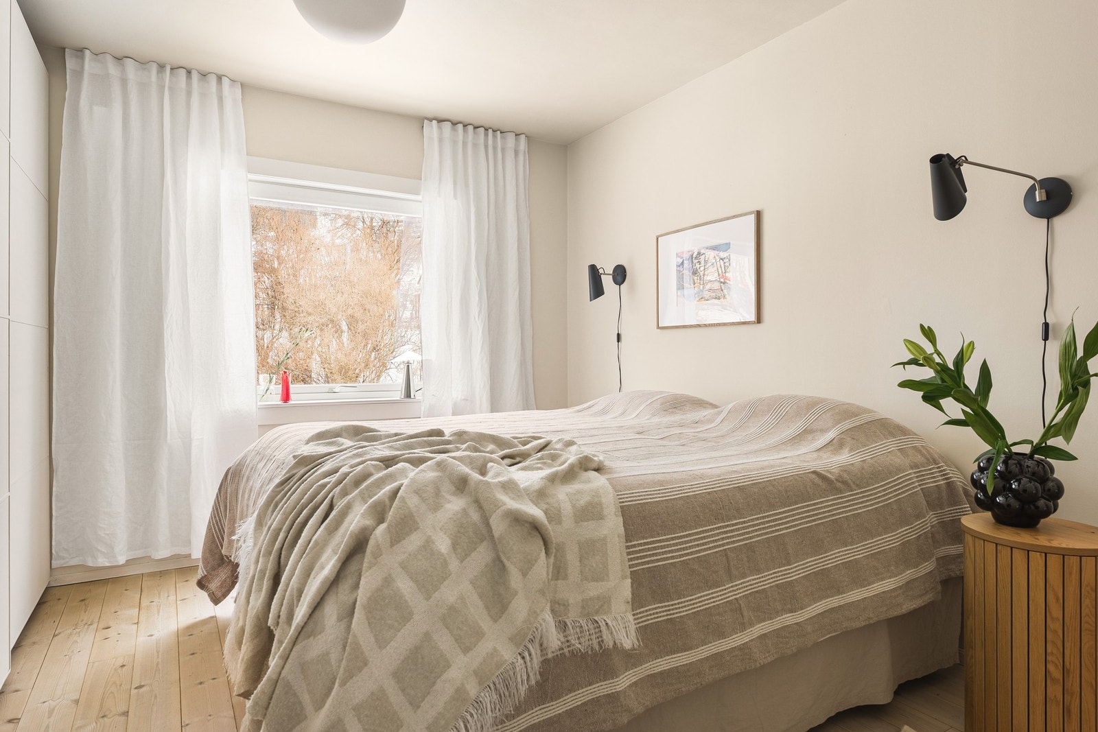 Leiligheten har to romslige soverom. Hovedsoverommet måler 13,8 kvm og har dobbeltseng, nattbord og garderobeskap. Galleribilde