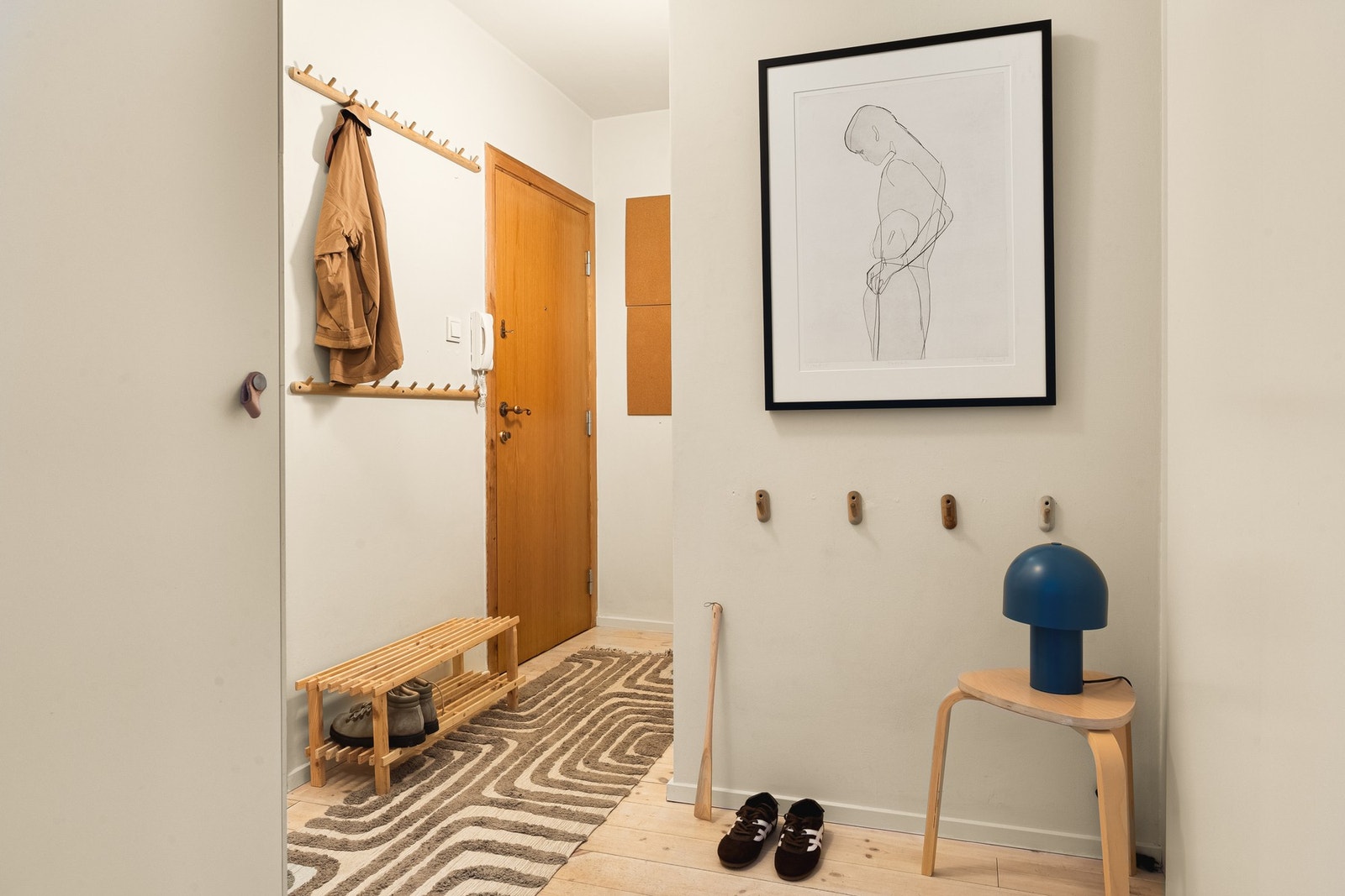 Du ønskes velkommen hjem av en romslig og innbydende entré. Galleribilde