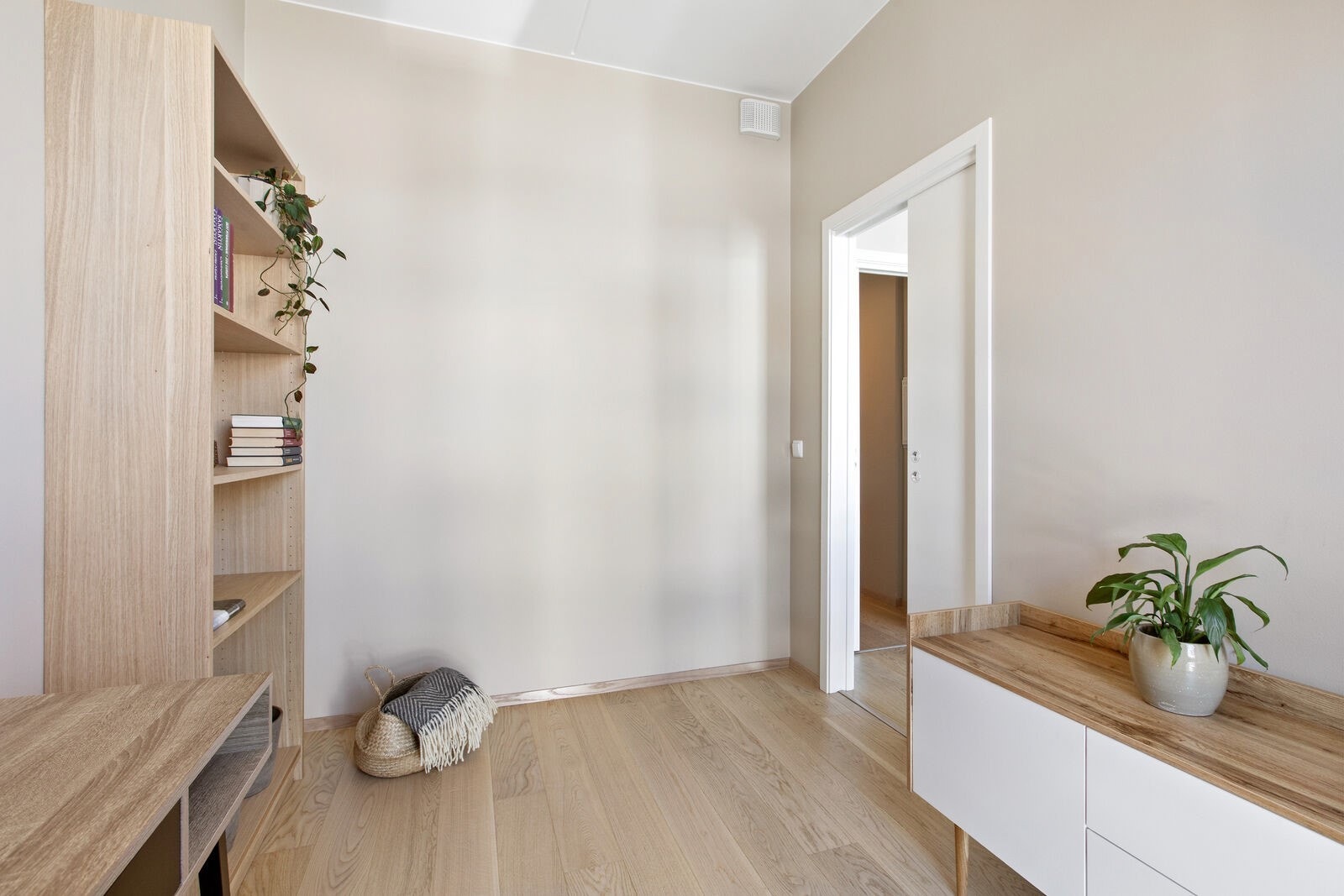 Noe møbler medfølger leiligheten - dette informeres tydeligere om på visning Galleribilde