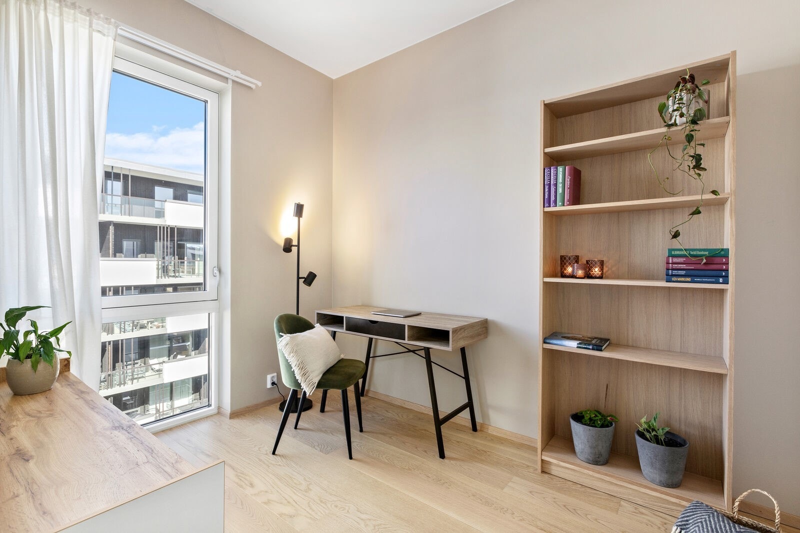 Det andre soverommet er på 7,4 kvm og kan benyttes som soverom eller kontor Galleribilde