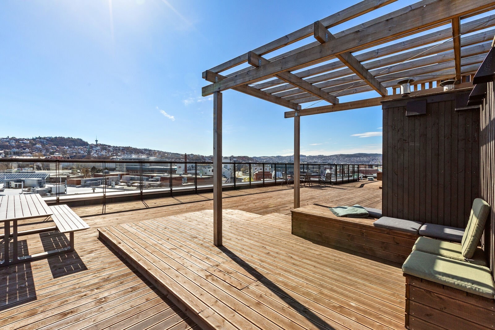 I tillegg til privat balkong har man en felles takterrasse der solen kan nytes fra morgen til kveld Galleribilde