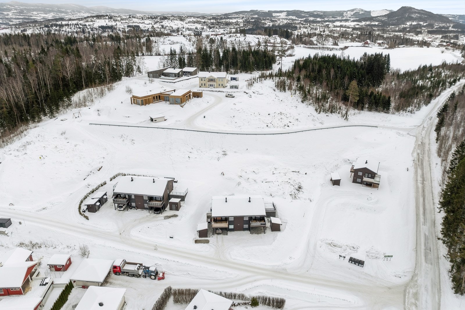 Her får du både fjord og fjell så langt øye kan se, samt kort vei til badestrand, flotte turmuligheter og Brandu sentrum hvor du finner de fleste fasiliteter. Galleribilde