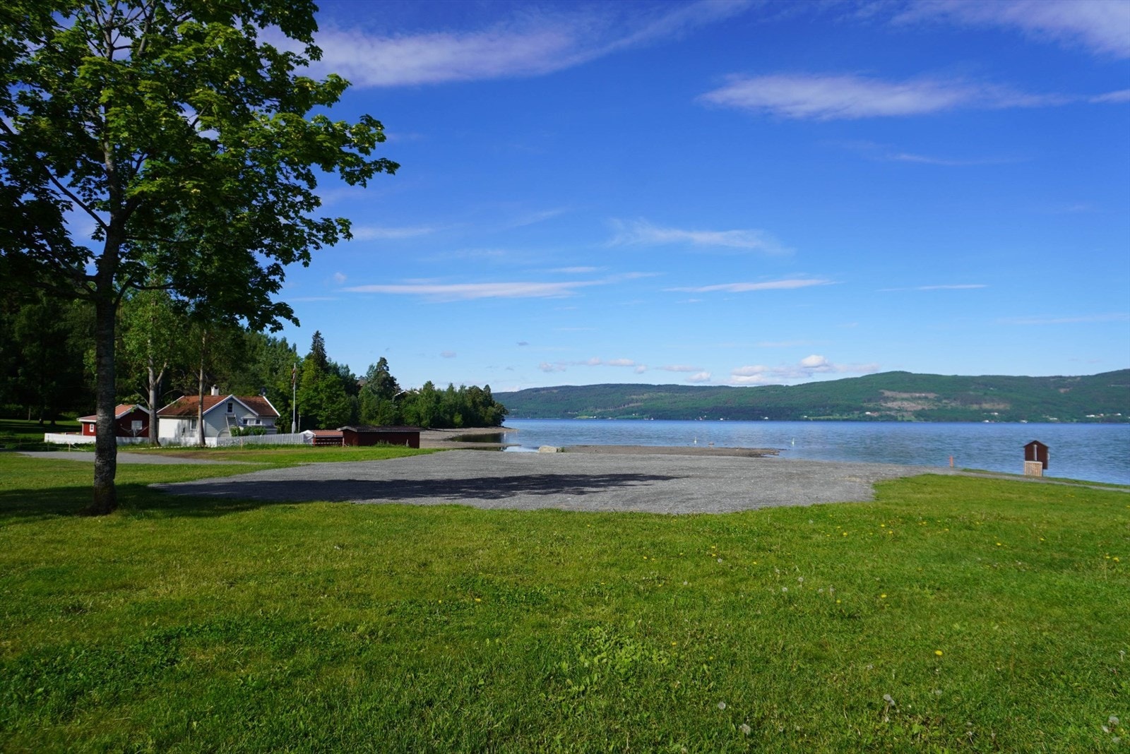 Ulsnestangen er en offentlig badeplass ved Randsfjorden, ca tre kilometer nord for Brandbu sentrum.
Her finnes P-plass og toaletter. Området har et stort grøntareal med vollyballbane. Galleribilde