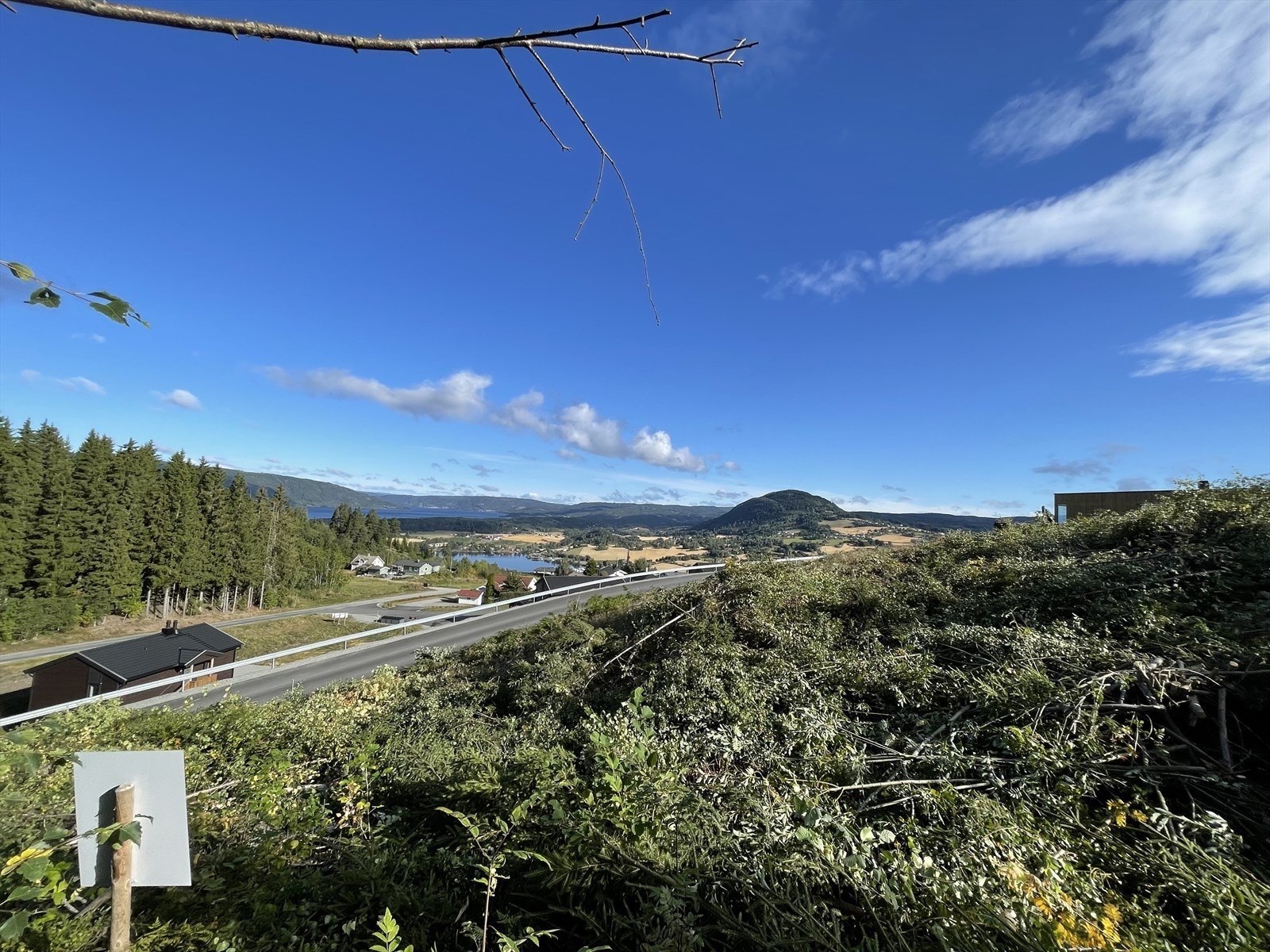 Det er gode friluftsmuligheter i nærområdet både sommer og vinter. Kort avstand til bl.a. badeplass ved Randsfjorden, båthavna i Røykenvik. Galleribilde