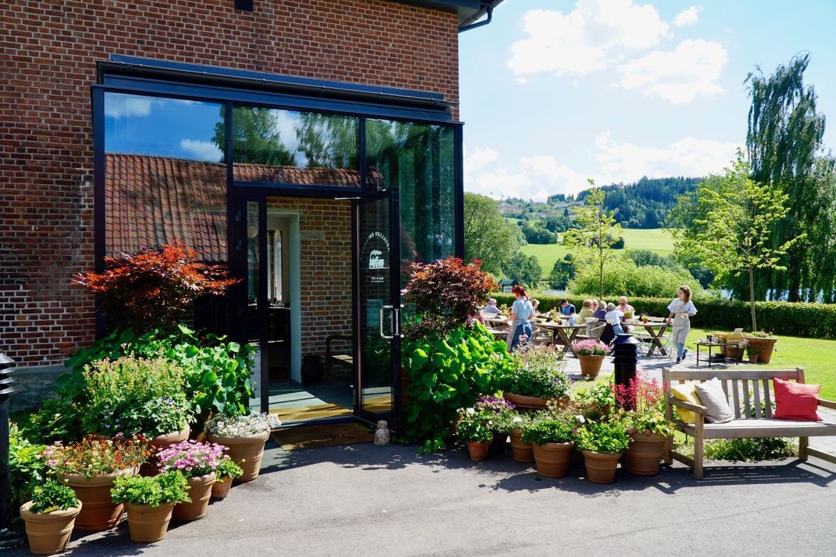 Lokstallen Røykenvik restaurant og butikk holder til i en gammel lokstall i vakre Røykenvik ved Randsfjorden på Hadeland. Galleribilde