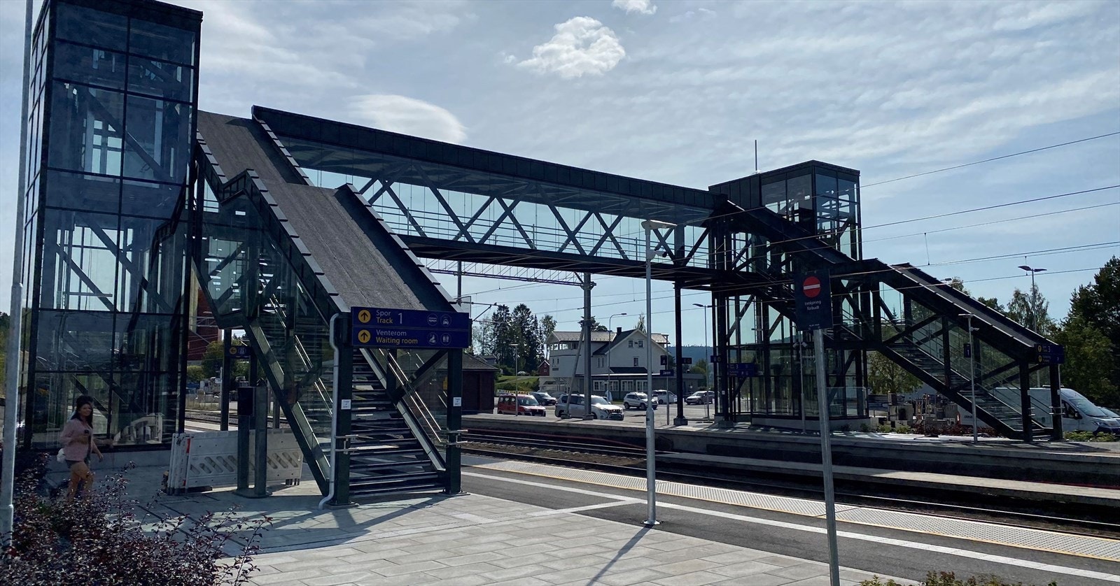 ca. 11 min med bil til Jaren stasjon. Her går det tog til både Gjøvik og Oslo. Galleribilde