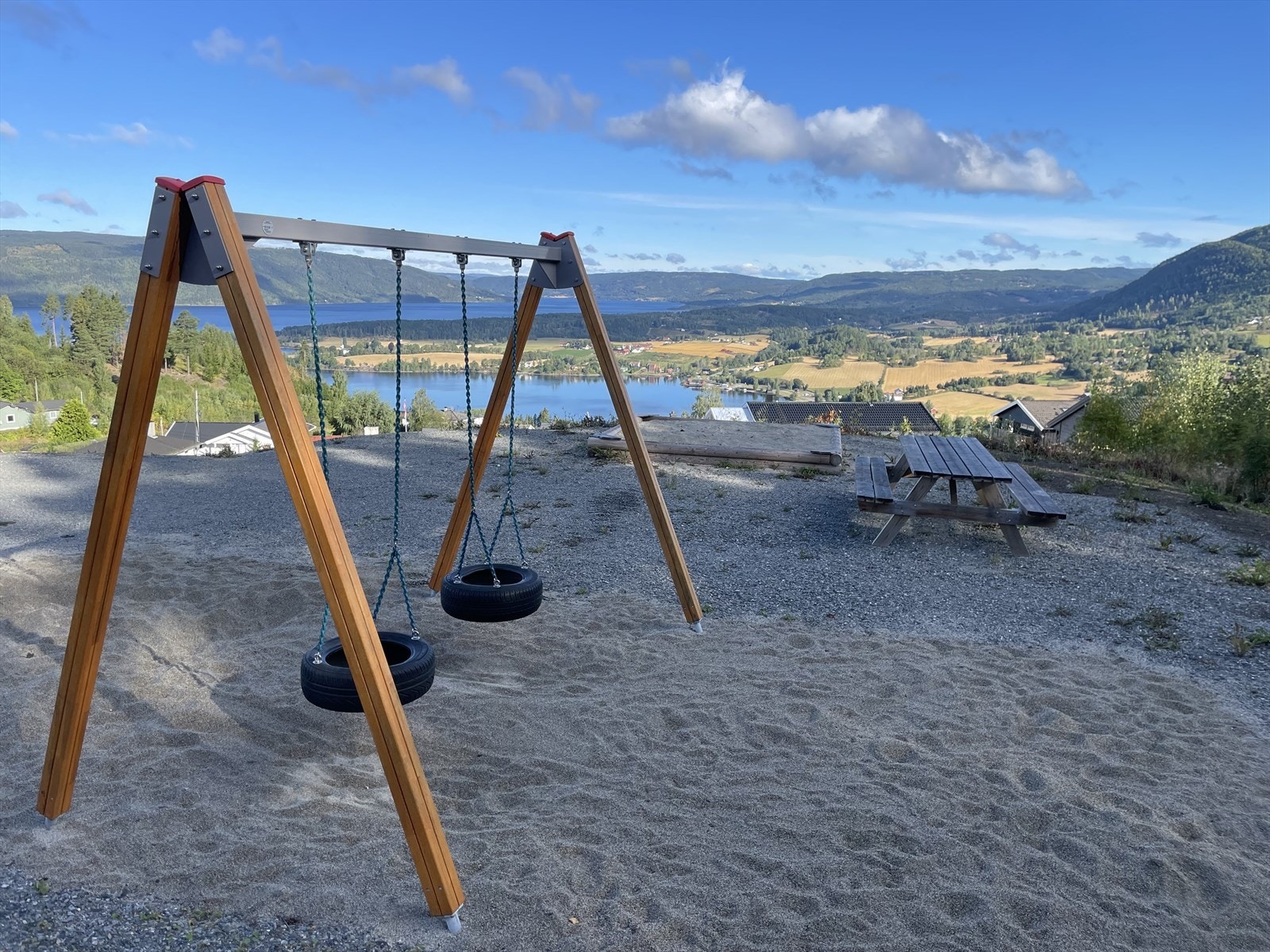 Lekeplass på feltet. Galleribilde