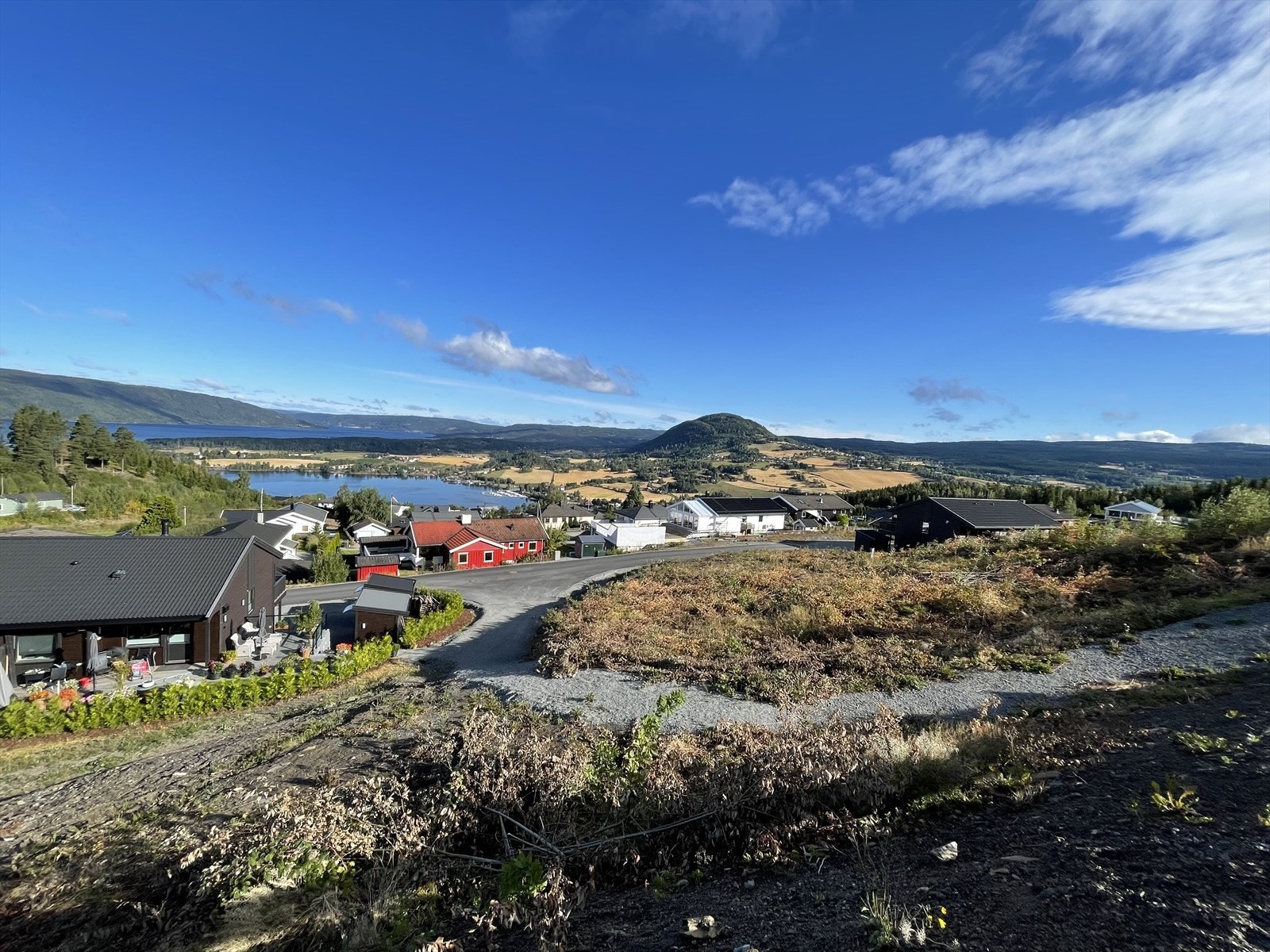Det er ca. 1 time med bil til Oslo og ca. 40 minutter til Gardermoen. Galleribilde
