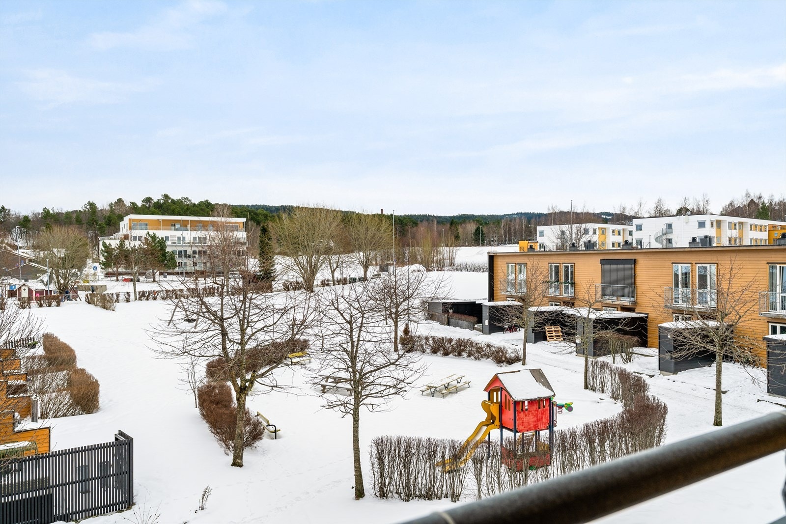Utsikt fra balkongen. Fellesarealene i sameiet er gjennomgående velholdte og omfatter blant annet sykkelparkering og generøse grøntarealer. Galleribilde