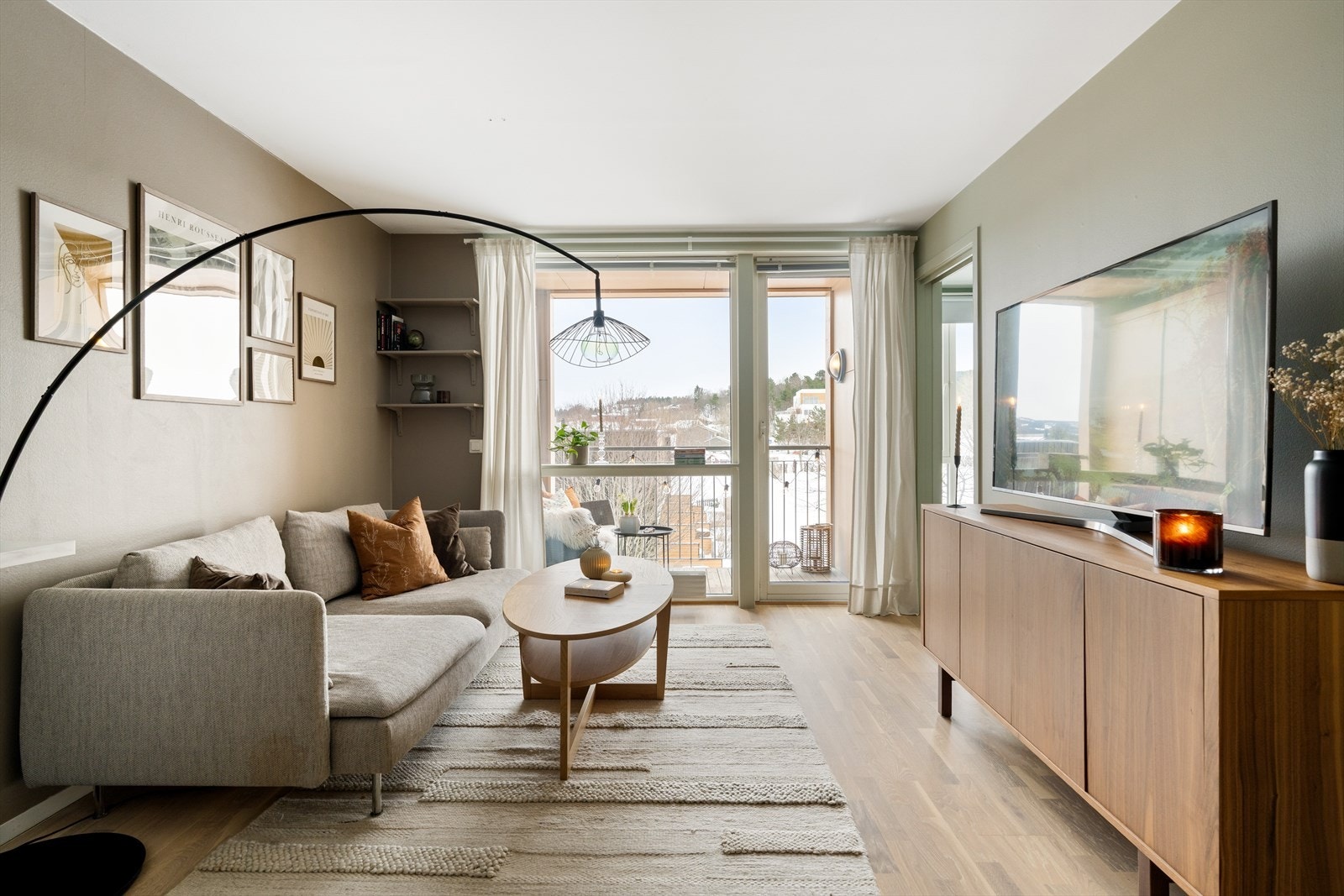 Vinduer i tilnærmet full høyde slipper inn godt med naturlig lys og bidrar til en åpen romfølelse. Galleribilde