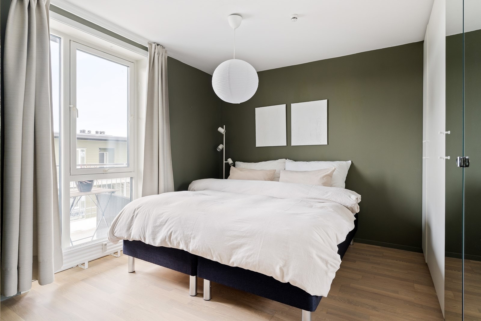 Leiligheten byr på to soverom - ett tilgjengelig fra gangarealet, og ett fra stueområdet. Galleribilde