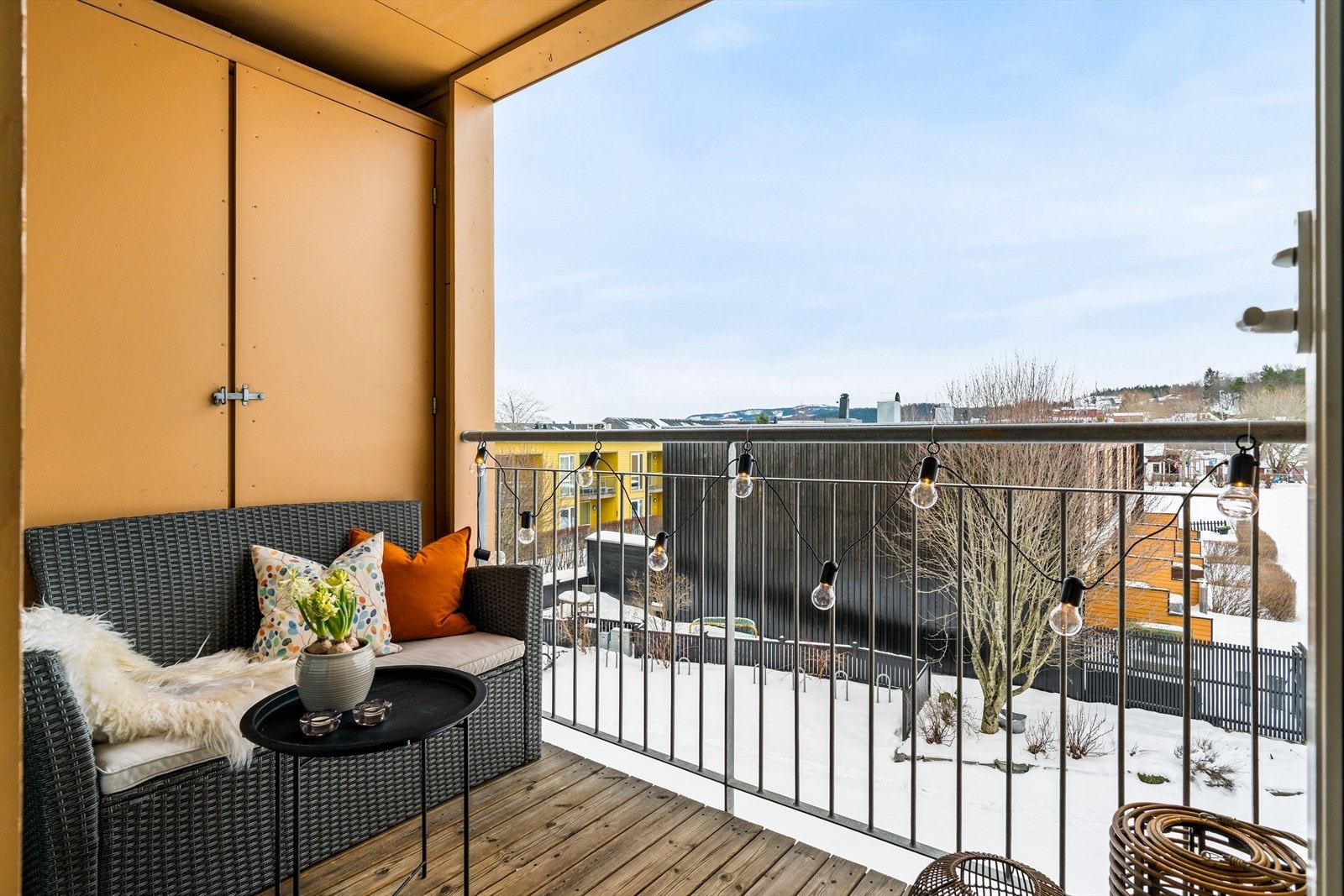 Den østvendte balkongen gir en behagelig start på dagen med morgen- og formiddagssol og åpent utsyn over nærområdet. Galleribilde