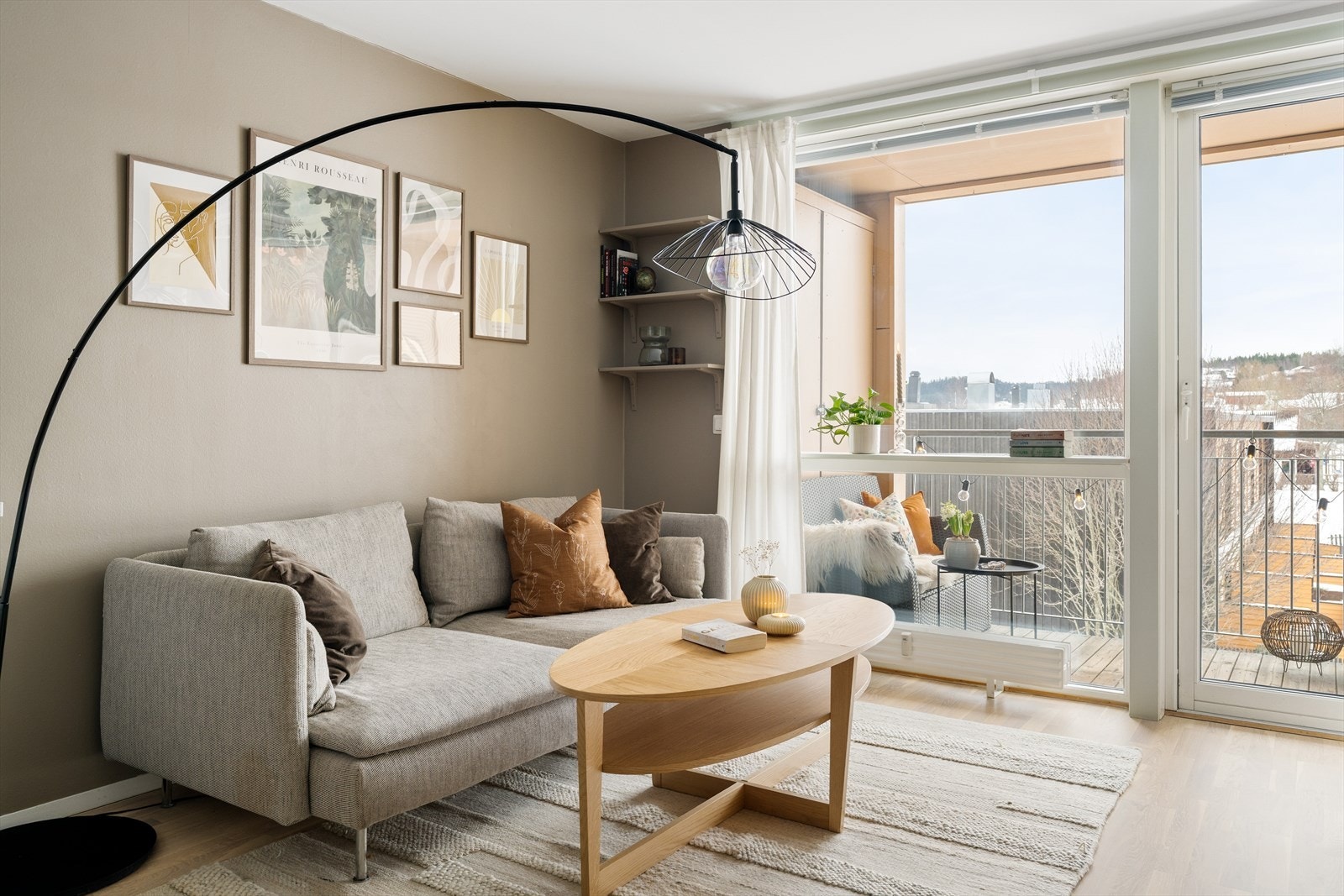 Seksjonen disponerer en 4 kvm stor bod i kjeller i tillegg til en praktisk bod i tilknytning balkongen. Galleribilde