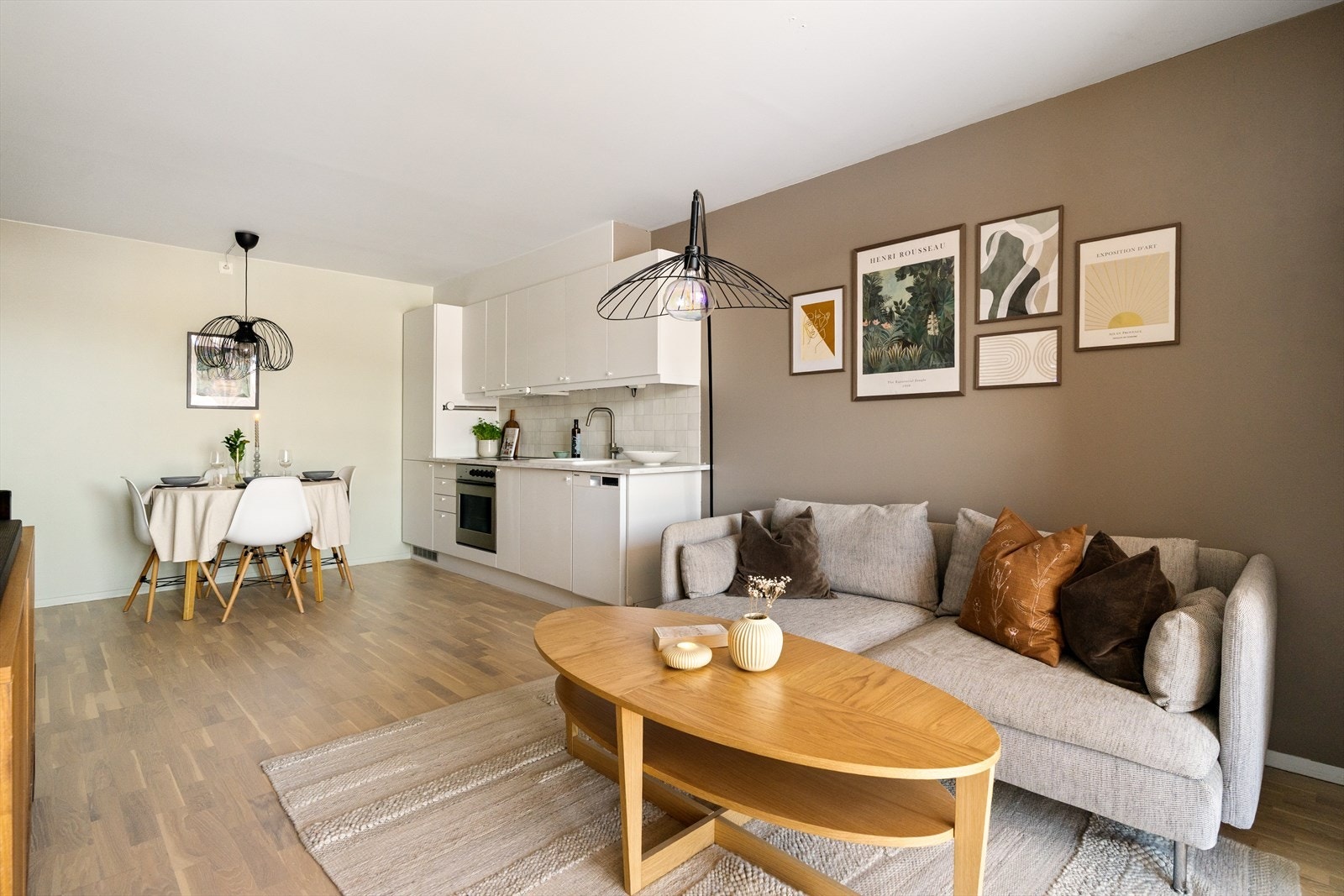 Allrommet på til sammen 20 kvm oppleves luftig og tiltalende. Utformingen oppleves svært god, og man kan møblere i ulike soner. Galleribilde