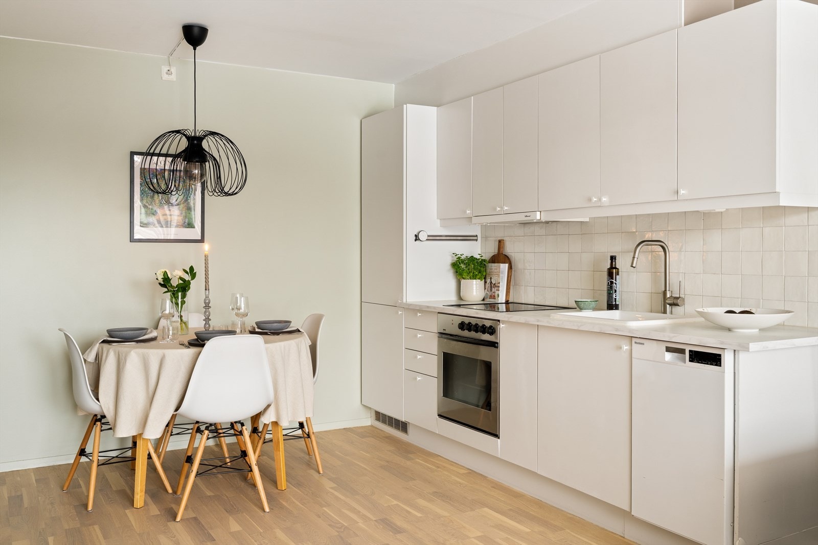 Gulvet i 3-stavs utførelse har nylig gjennomgått en profesjonell behandling med sliping, oljing og lakkering, og fremstår nå med et lyst, stilrent og velstelt uttrykk. Galleribilde