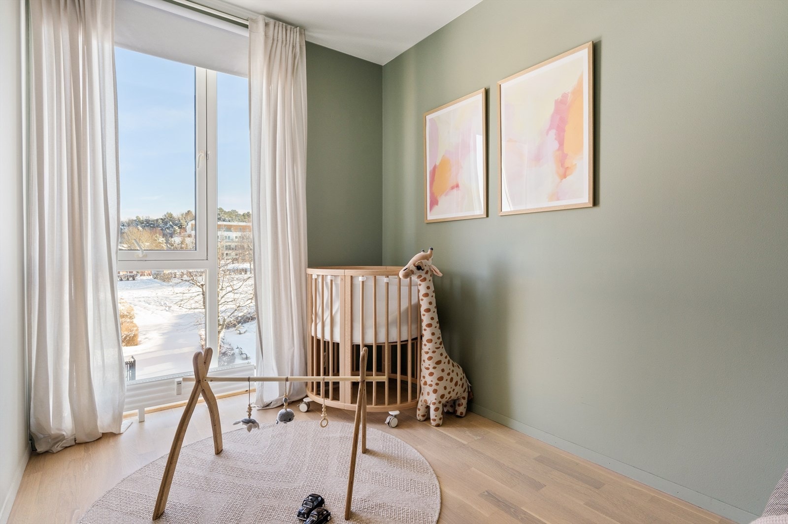 Soverommene oppleves som innbydende med behagelige fargevalg på vegger og 3-stavs gulv. Galleribilde