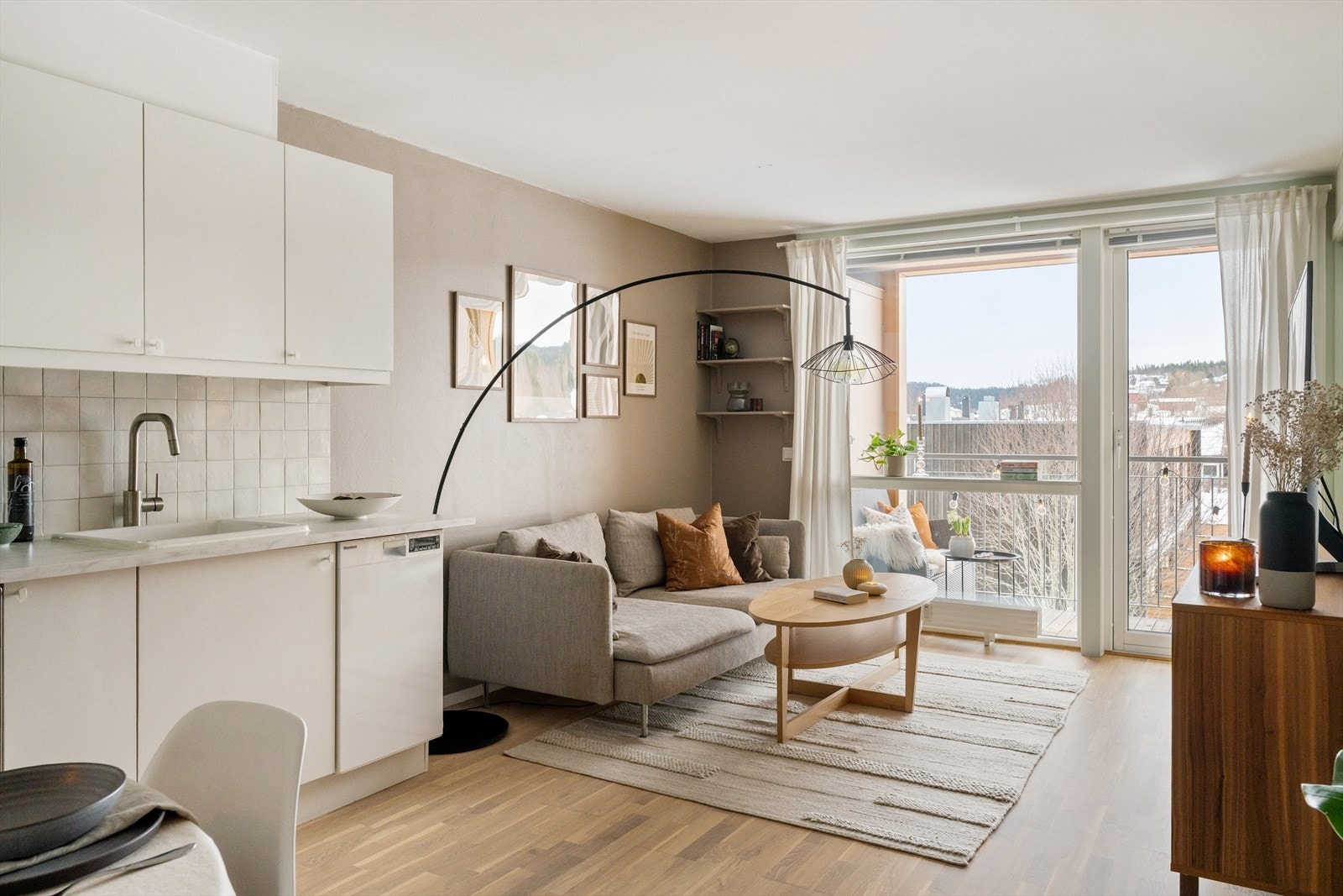 Leiligheten oppvarmes av fjernvarme som bidrar til rimelige bokostnader og et behagelig inneklima. Galleribilde