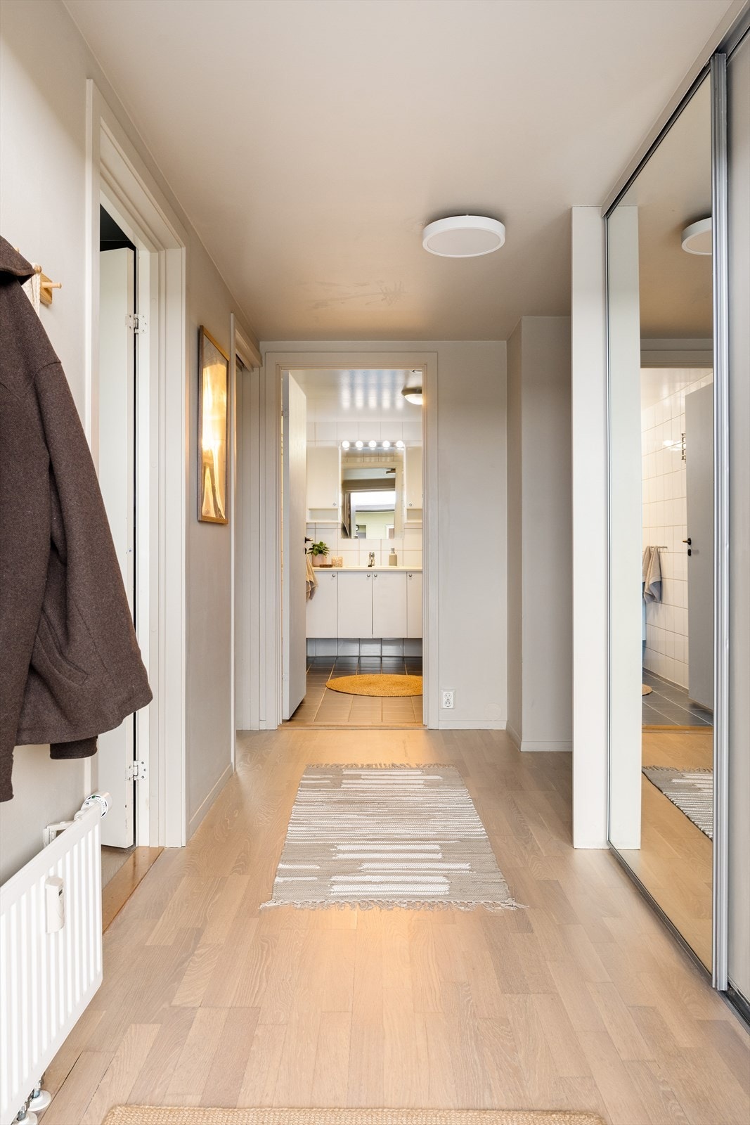 Gangen har også en nisje som gir praktisk plass til kommode eller annen oppbevaringsmøbel. Galleribilde