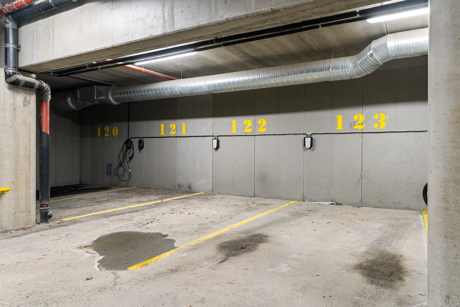 Leiligheten utmerker seg med svært gode parkeringsmuligheter, bestående av fast garasjeplass (nr. 123) i nabobygget i tillegg til fast parkeringsplass utendørs. Det er tilrettelagt for lading av elbil. Det må søkes til styret før installasjon. Galleribilde