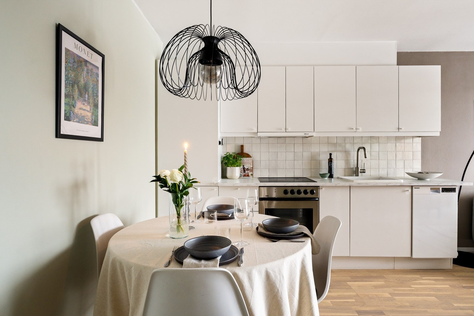 Kjøkkenet har en praktisk utforming, godt utnyttet med over- og underskap. Det er medfølgende hvitevarer i form av stekeovn, platetopp, kombiskap og oppvaskmaskin. Galleribilde