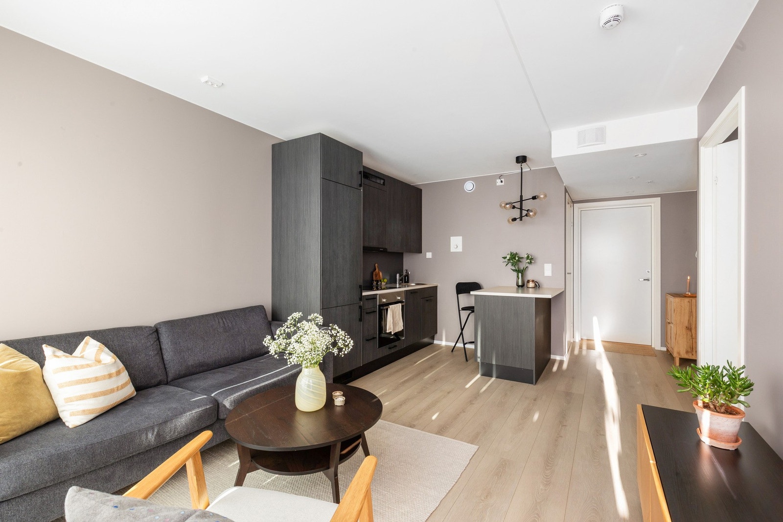 Leiligheten varmes opp med behagelig vannbåren gulvvarme (fjernvarme) på stue/kjøkken, som er inkludert i felleskostnadene Galleribilde