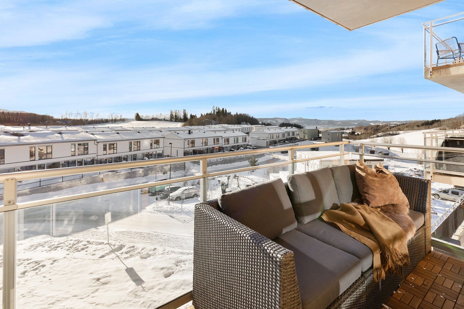 Leiligheten byr på en herlig balkong hvor du kan nyte solen fra formiddag til kveld Galleribilde