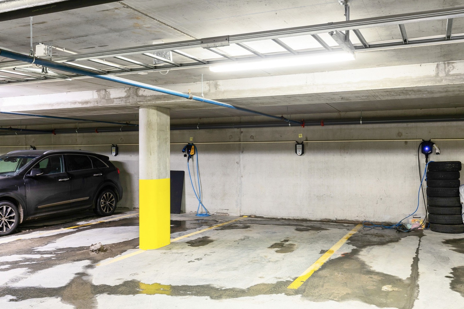 Det medfølger egen parkeringsplass i kjeller med mulighet for elbillader. Det finnes også gjesteparkeringer på utsiden av blokka Galleribilde