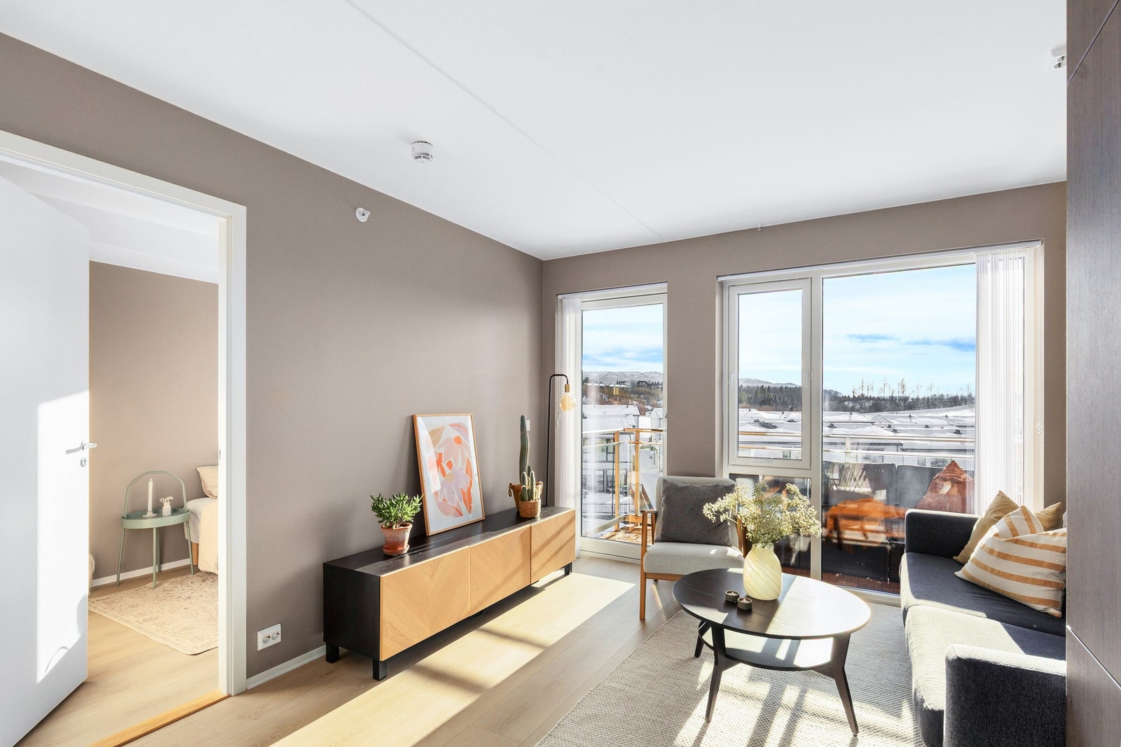 Den åpne stue-/kjøkkenløsningen er på 15,6 kvm og får mye naturlig lys fra de store vindusflatene Galleribilde