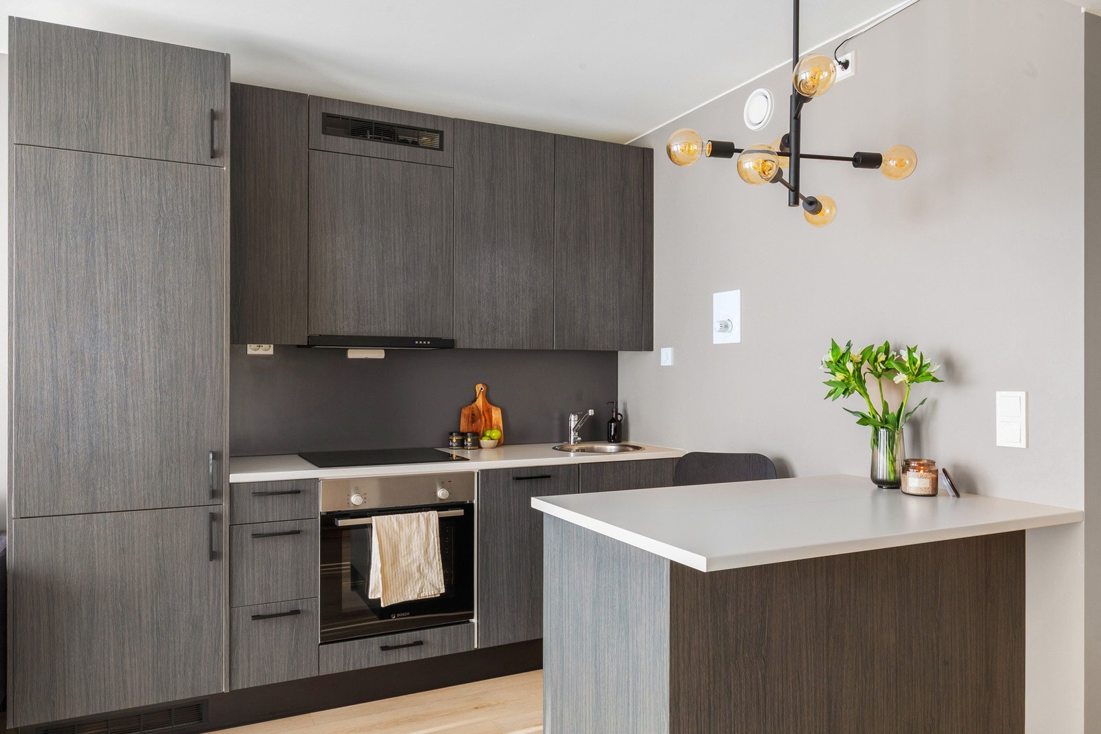 Takstmann har gitt tilstandsgrad 0. Av utstyr finnes integrert kjøl-/og fryseskap, oppvaskmaskin, stekeovn og platetopp Galleribilde