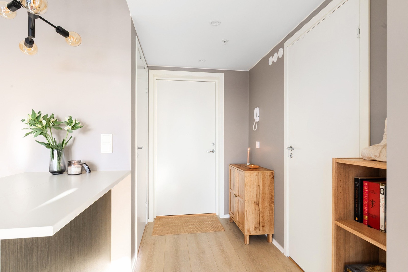 I gangen er det plass til å henge fra seg yttertøyet og har også en innvendig bod på 2,4 kvm Galleribilde