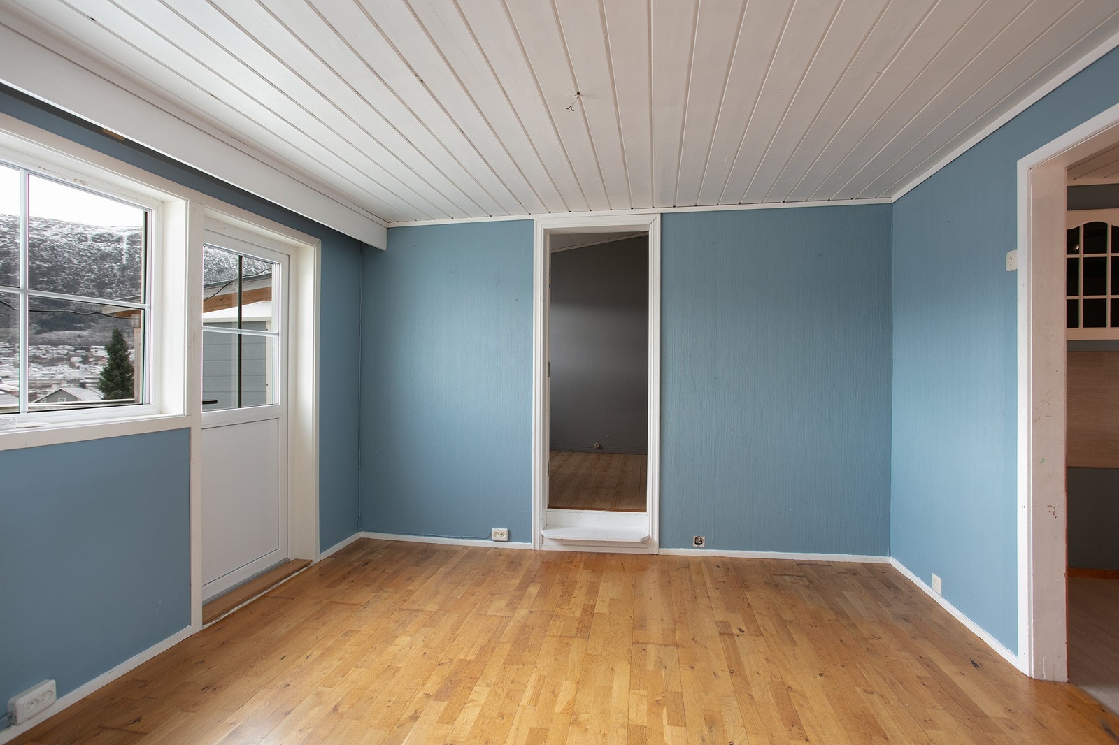 Spisestue - utgang til veranda og dør til tilbygg Galleribilde