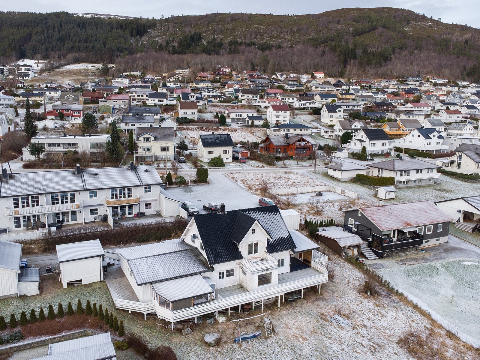 Stor boligeiendom med sentral beliggenhet. Galleribilde