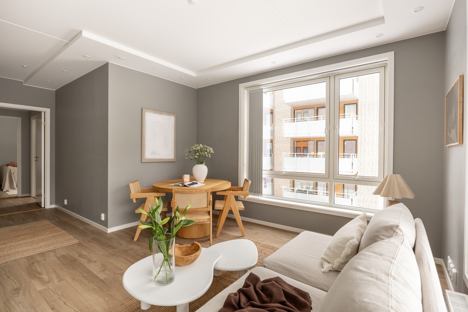 Hjørneleilighet med store vindusflater som slipper inn rikelig med naturlig lys. Galleribilde