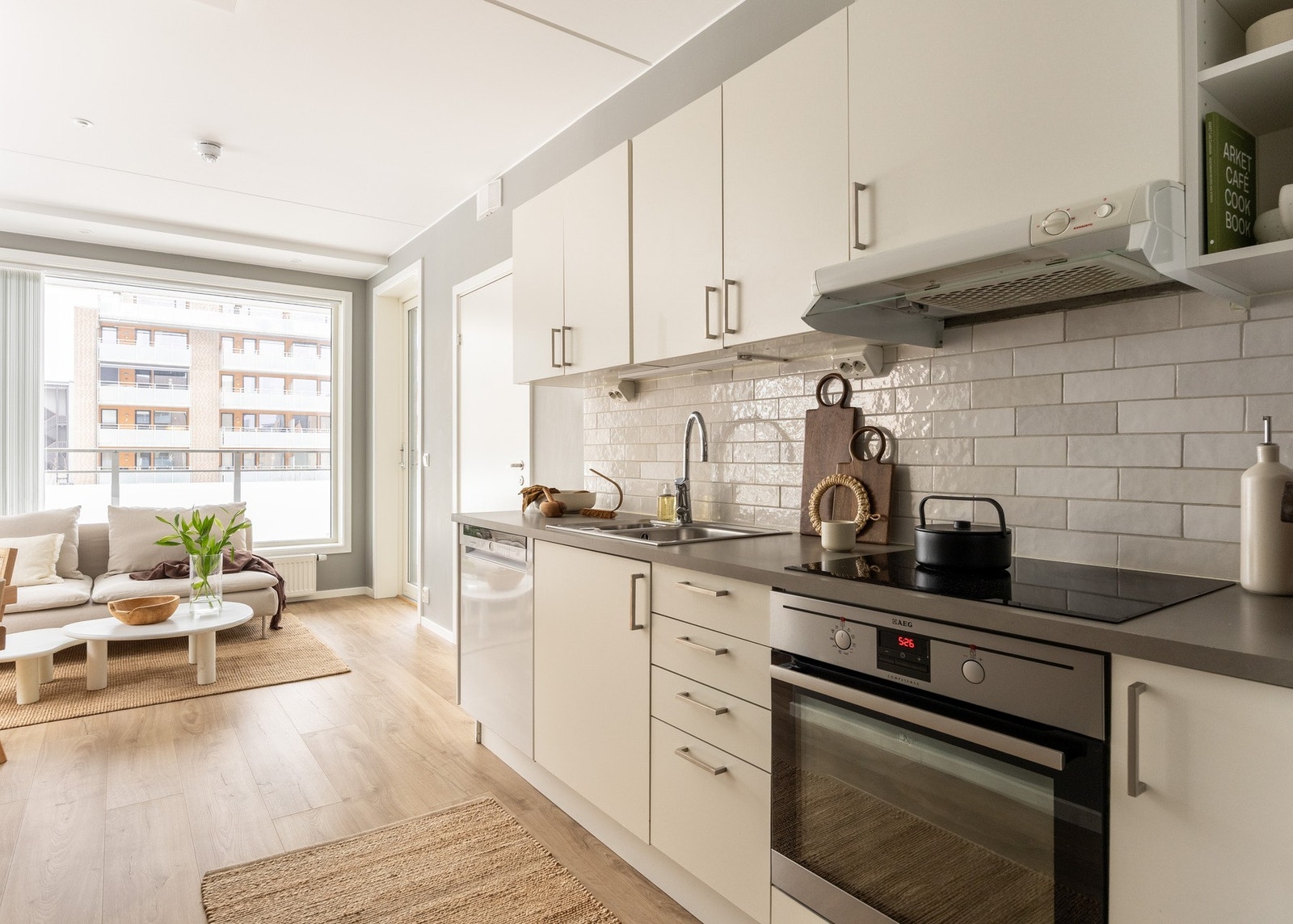 Sosialt og luftig kjøkken med praktiske løsninger samt godt med både skap- og benkeplass. Galleribilde