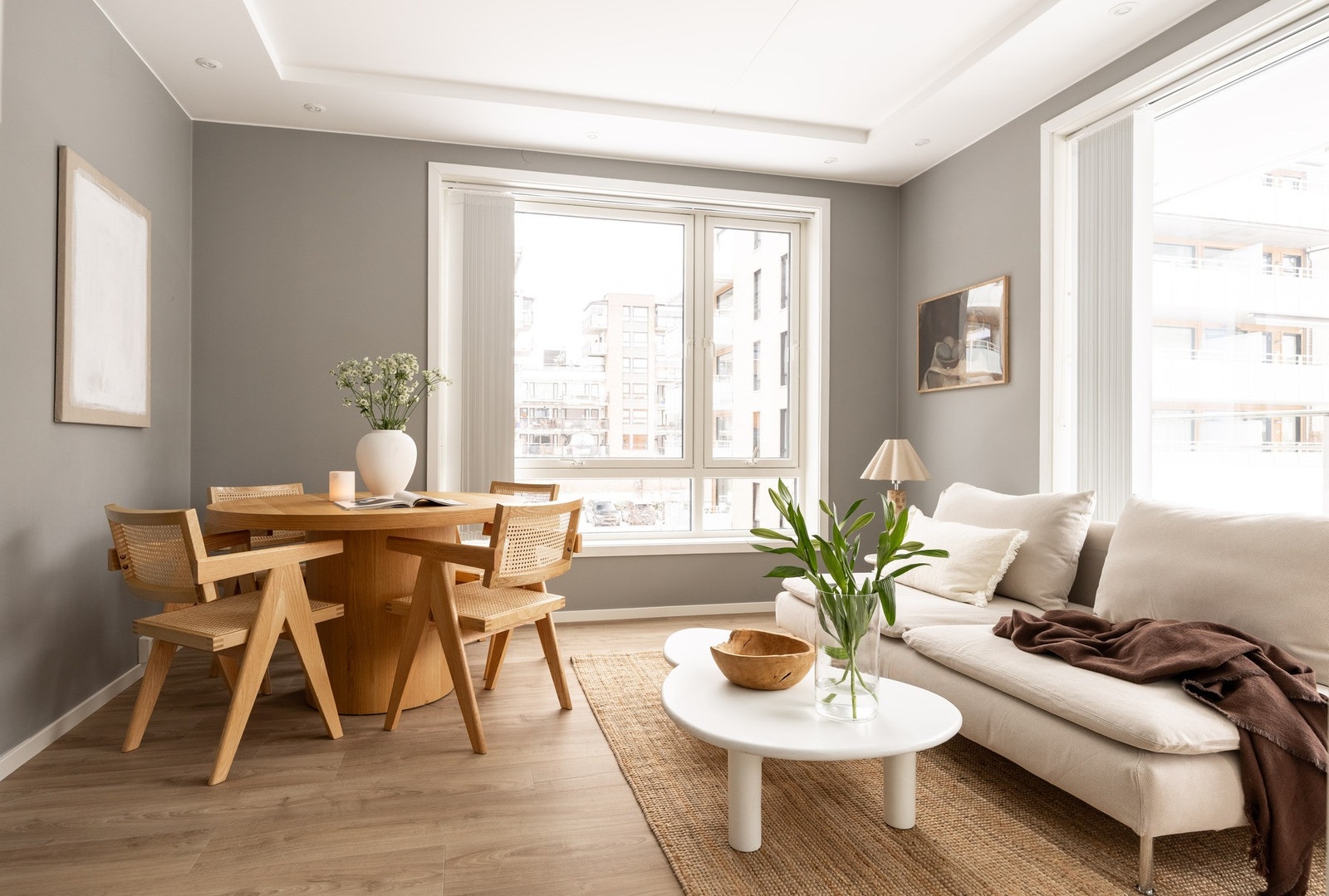 Lys, lekker 3-roms hjørneleilighet fra 2017 med egen garasjeplass og stor balkong på hele 21 kvm. Galleribilde