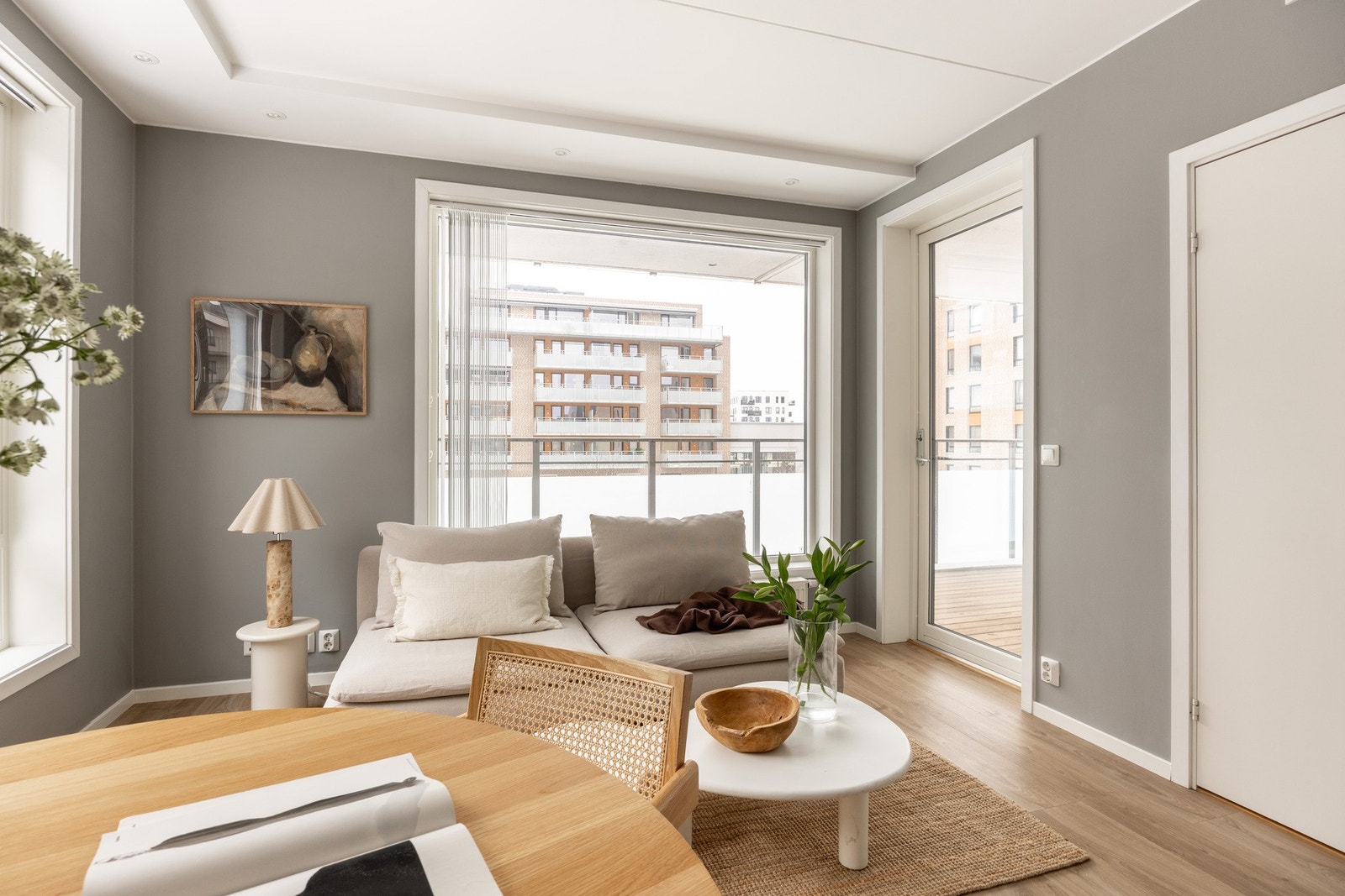 Leiligheten er malt i en moderne fargetone som skaper en lun atmosfære. Galleribilde