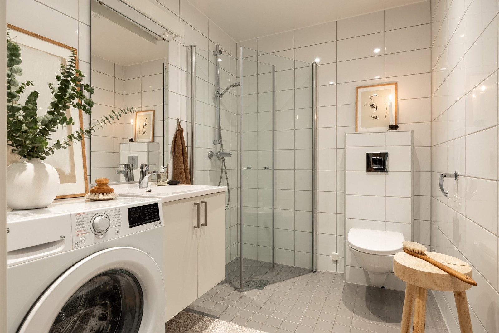 Lyst og pent baderom fra 2017. Opplegg for vaskemaskin. Galleribilde