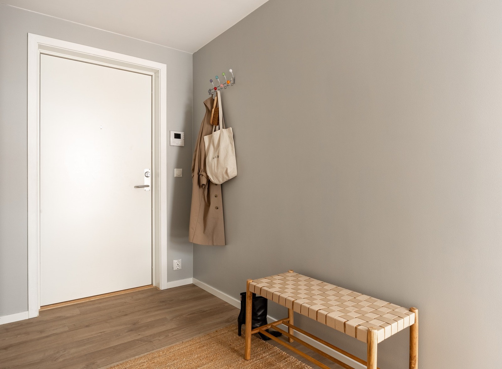 Romslig entré med plass til oppheng av yttertøy og oppbevaring av sko. Galleribilde