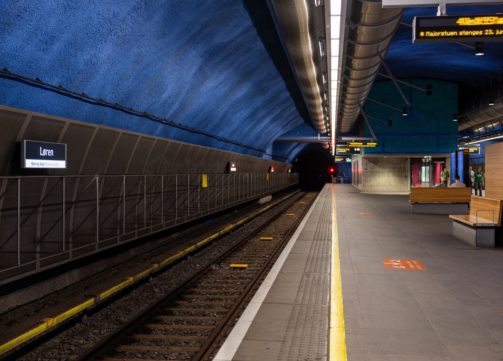 Noen få minutters gange til nærmeste t-banestasjon. Galleribilde