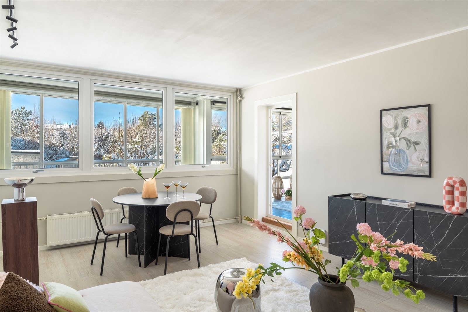 Velkommen til Hetlevikåsen! Presentert er en nyoppusset leilighet som fremstår som ny. Galleribilde