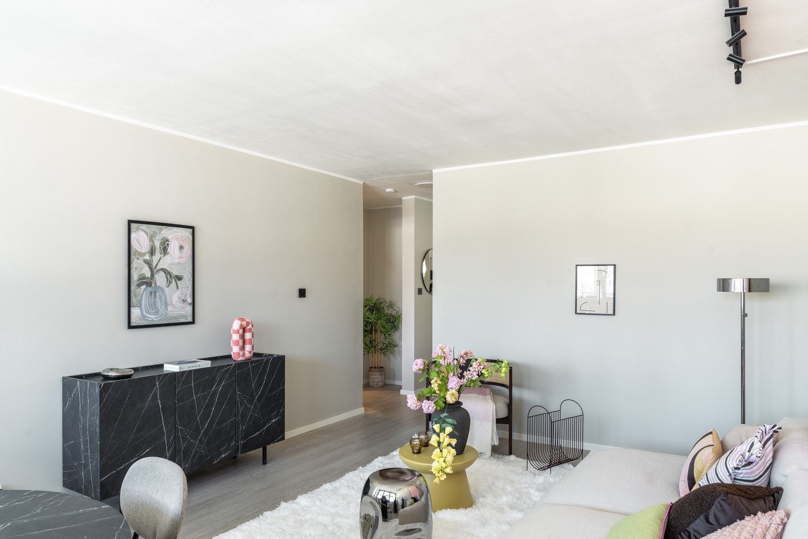 Oppsummert, her er alt tilrettelagt for å bo trygt og godt i en nyoppusset leilighet. Husk å meld deg på visning! Galleribilde