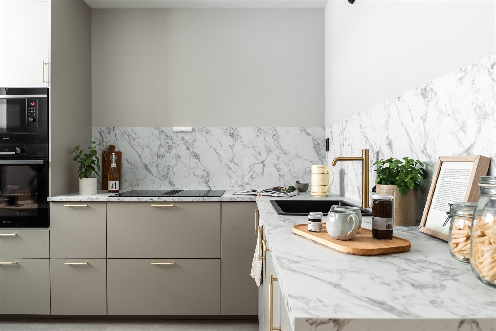 - hvor praktikalitet og estetikk går hånd i hånd. Om behovet for mer skapplass oppstår er det rom for overskap. Galleribilde