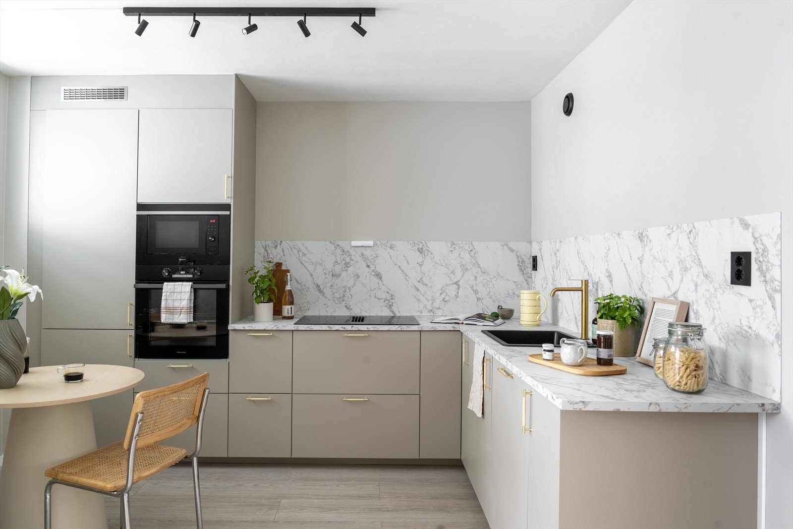 Kjøkkenet gir godt med plass til både kokkelering og til frokostbordet. Galleribilde