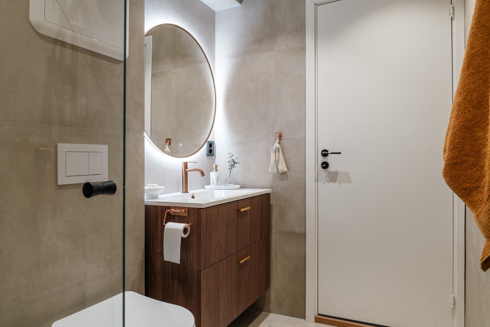 Også her er det lekre detaljer med bronse som vakkert komplimenterer de behagelige fargetonene i rommet Galleribilde