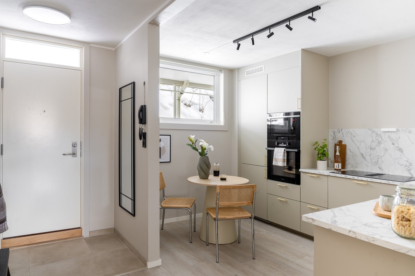 Vi stiger på! Gangen er kledd i helfliset gulv, og kjøkkenet er åpnet opp for å fremme kjøkkenets romslighet. Galleribilde