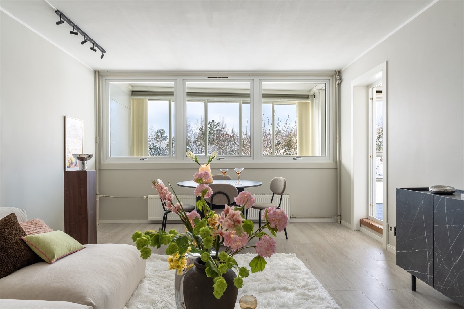 Stuens store vindusflater sørger for godt med naturlig lys. Fra stuen er det utgang til den innglasserte balkongen, som blir en naturlig forlengelse av stuen. Galleribilde