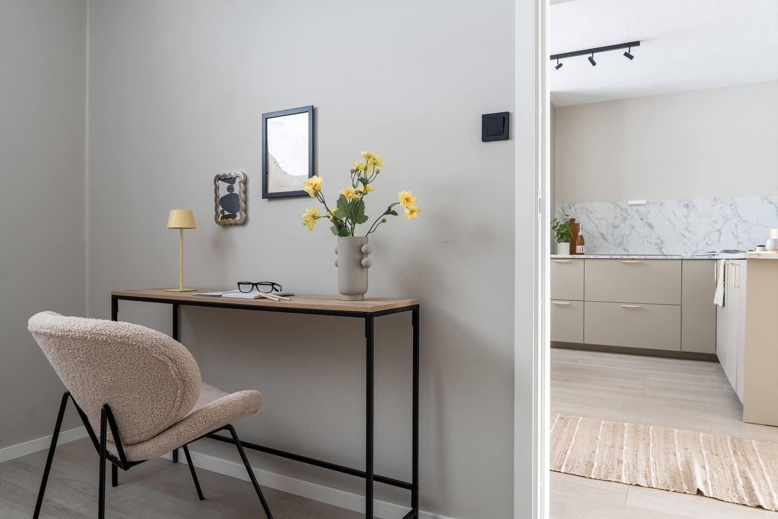 - Med godt av plass til både skap og kontorhjørne. Galleribilde