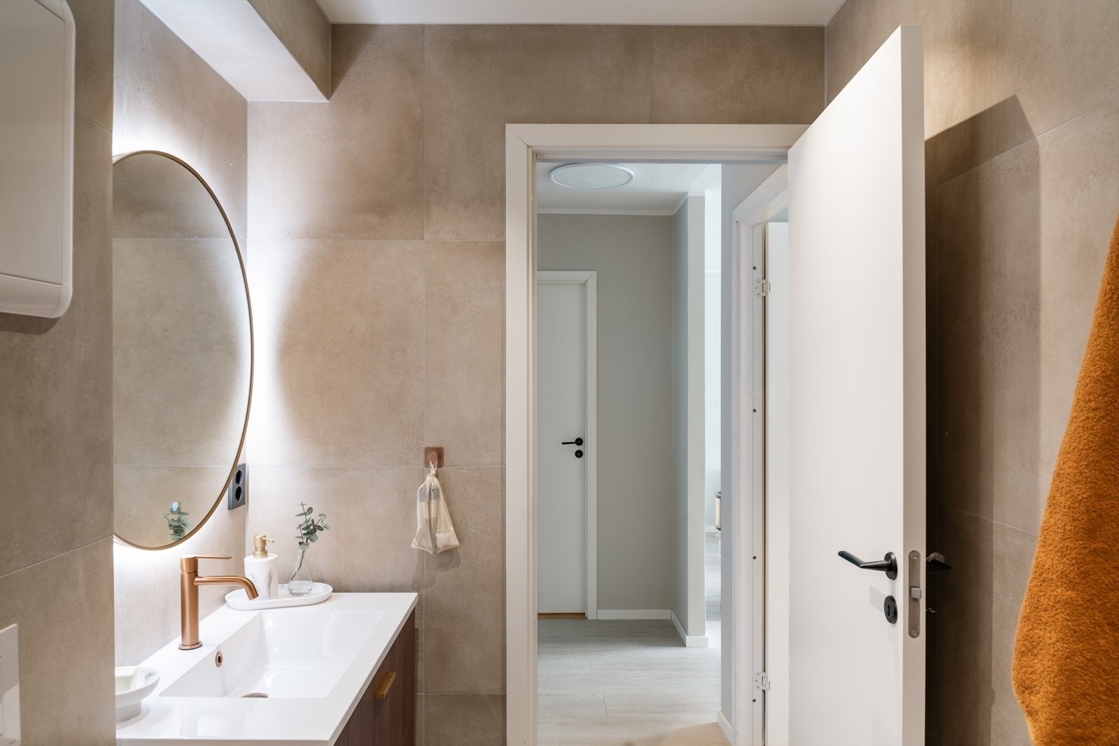 Store fliser og stort speil | Varmekablene sørger for deilig varme. Galleribilde