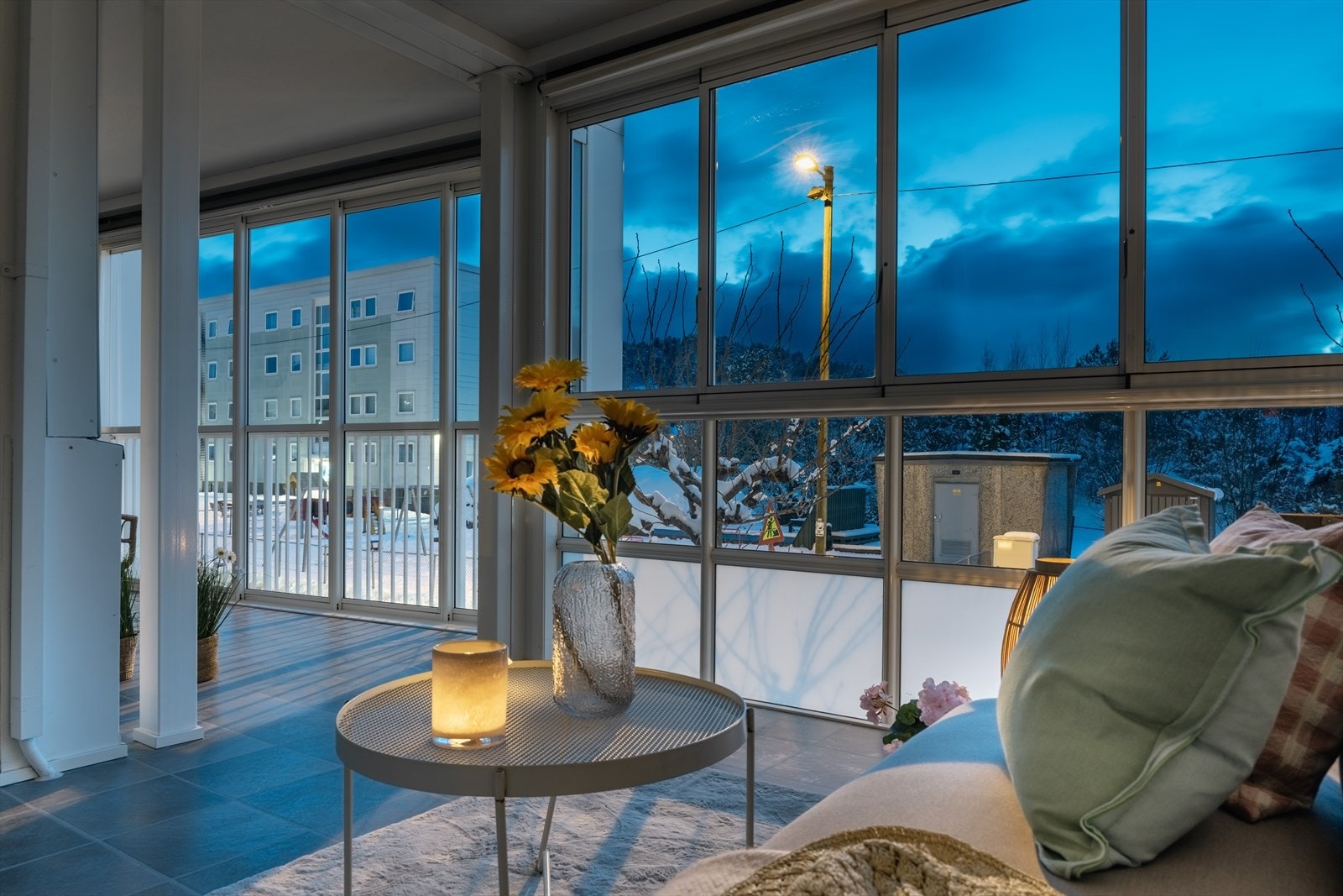 Leiligheten byr på blant annet en stor innglassert balkong - Galleribilde